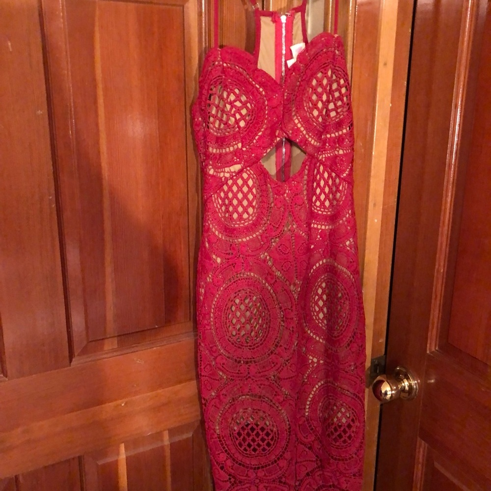 Beautiful red dress, sits wonderfully on the body